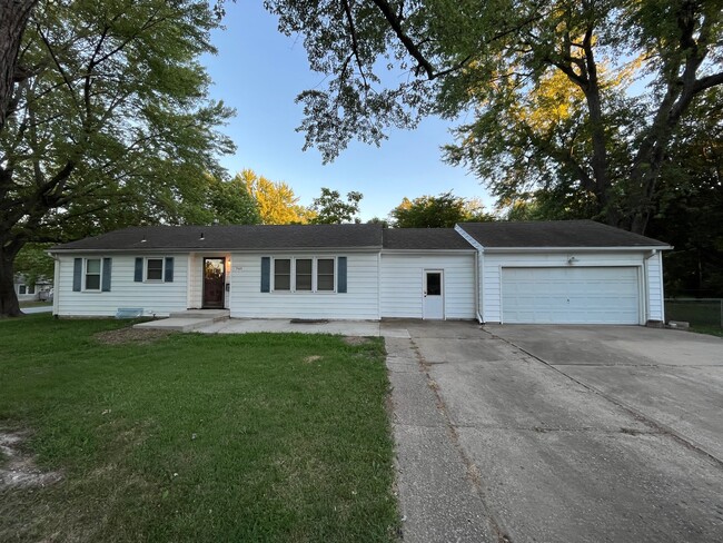 Primary Photo - 7401 E 105th St