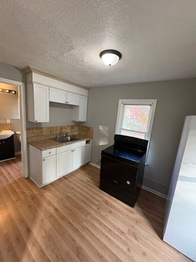 Building Photo - 1311 N Flora Ave