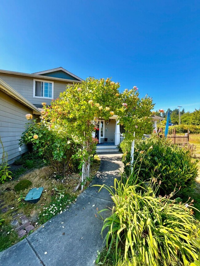 Building Photo - Peaceful Hansville Home with Plenty of Room