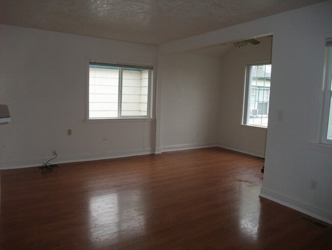 Building Photo - 3 Bedroom 1 Bath 848 Sq Ft Home In Albany