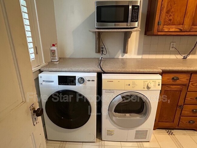 Building Photo - 908 E Reservoir St