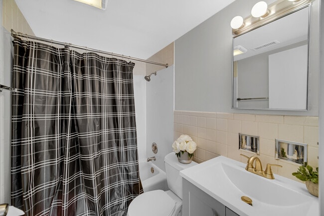 Building Photo - 31 Wellington Ave