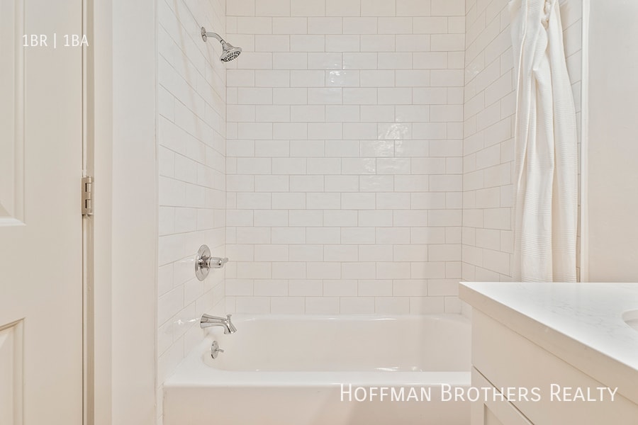 Building Photo - 821 3rd St