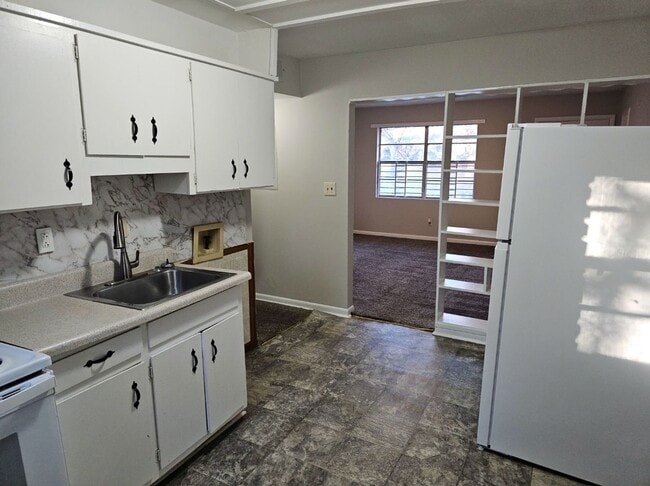 Building Photo - Newly renovated 2 bedroom, 1 bath duplex i...