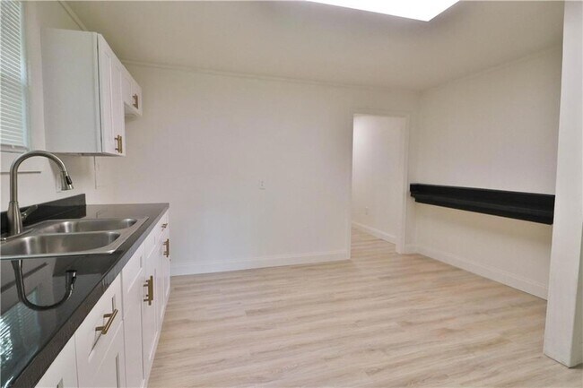 Building Photo - 61325 Holly Dr