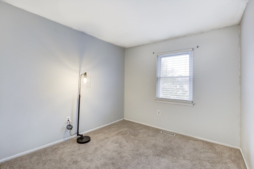 Bedroom 2 - View from the door. - 8427 Snowden Oaks Plz