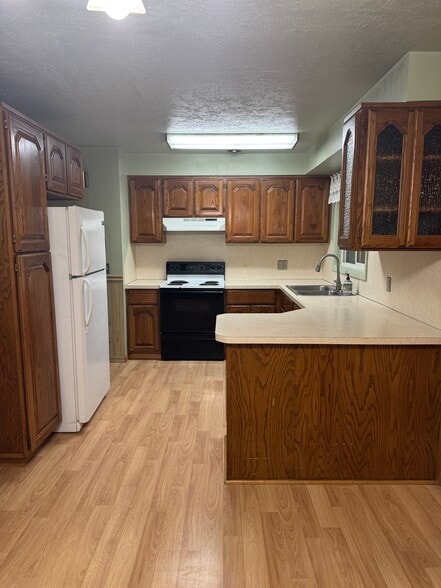 Building Photo - 605 Van Buren Ave