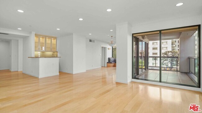 Building Photo - 10724 Wilshire Blvd