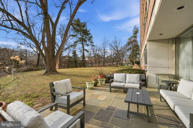 Building Photo - 1210 N Taft St