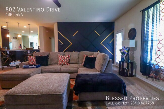 Building Photo - 802 Valentino Dr