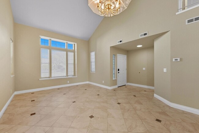 Building Photo - Updated Family Spacious Home w/ Fenced in ...