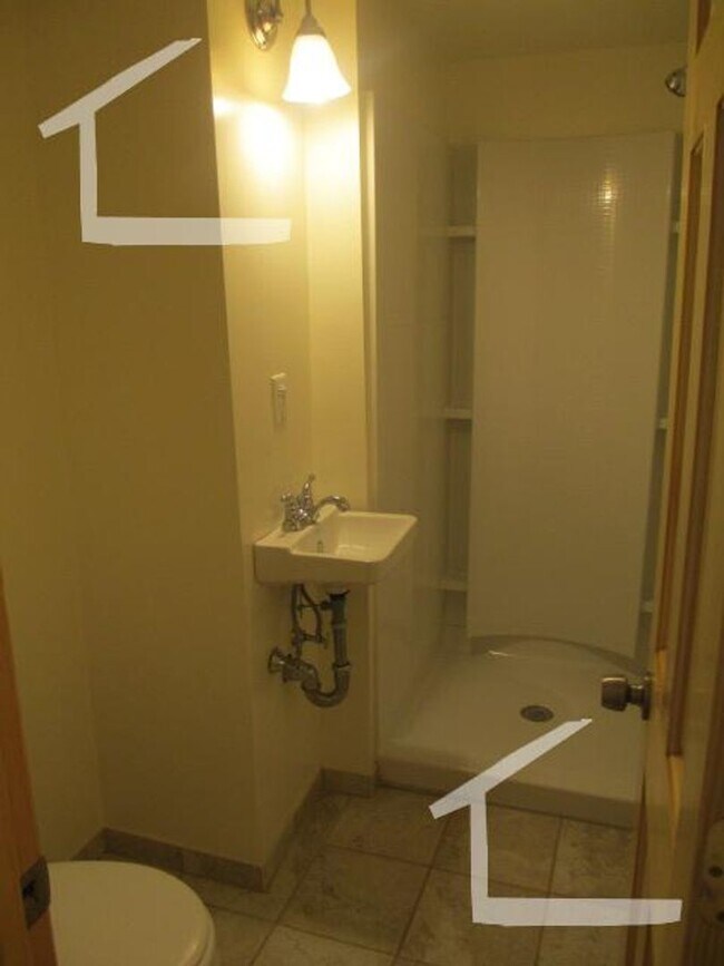 Building Photo - Nice 4 bed in Oak Square