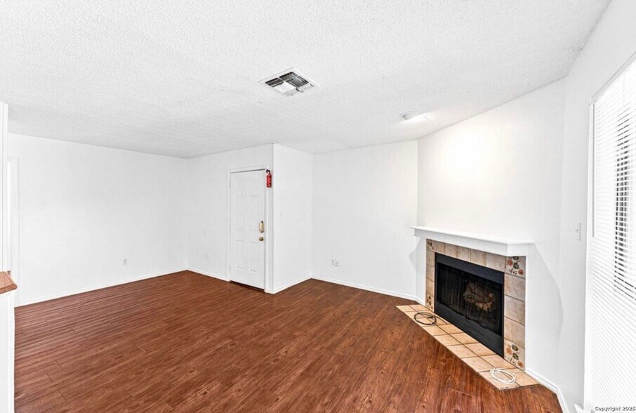 Building Photo - 7568 Windsor Oaks