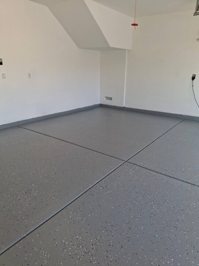 Building Photo - 2820 Dowitcher Ave