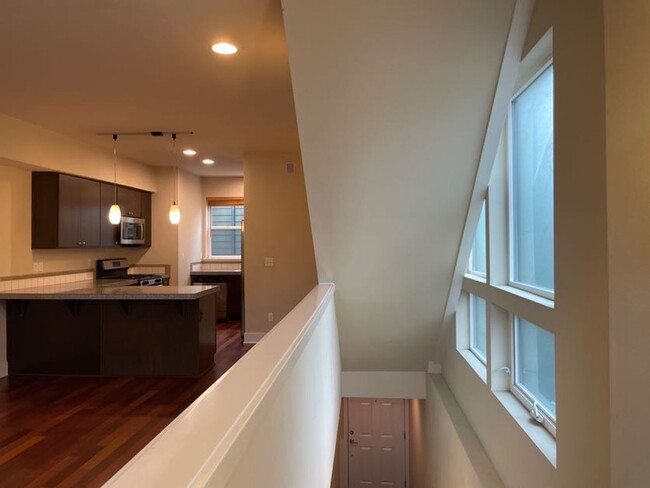 Building Photo - Light and Bright Greenwood Townhouse