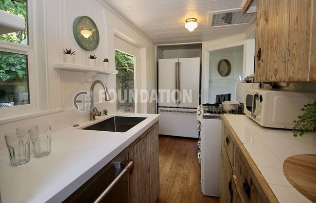 Building Photo - 47 Woodside Ln