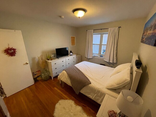 Building Photo - Great 2 Bed for Students