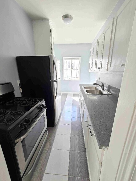 Building Photo - 851 Sanborn Ave