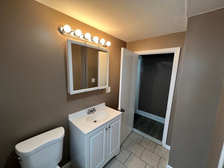 Bathroom - 15 Brewer St