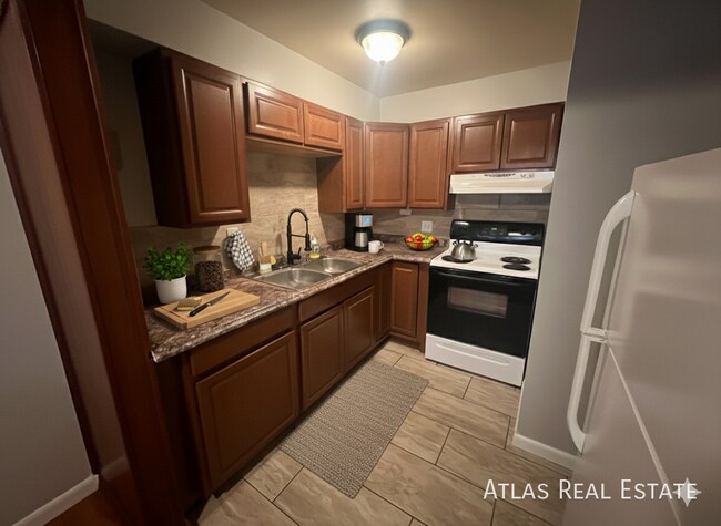 Building Photo - 835 E San Miguel St