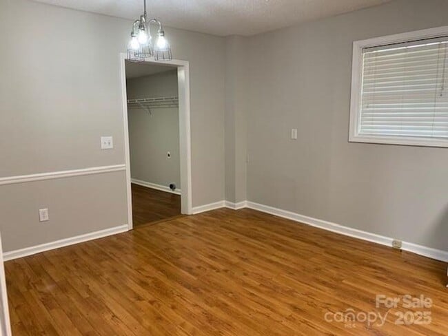 Building Photo - Move-In Ready 3BR/2BA with New Appliances ...