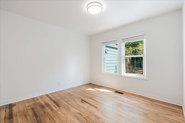 Building Photo - Sweet & Charming 2/1 Home Available Immedi...