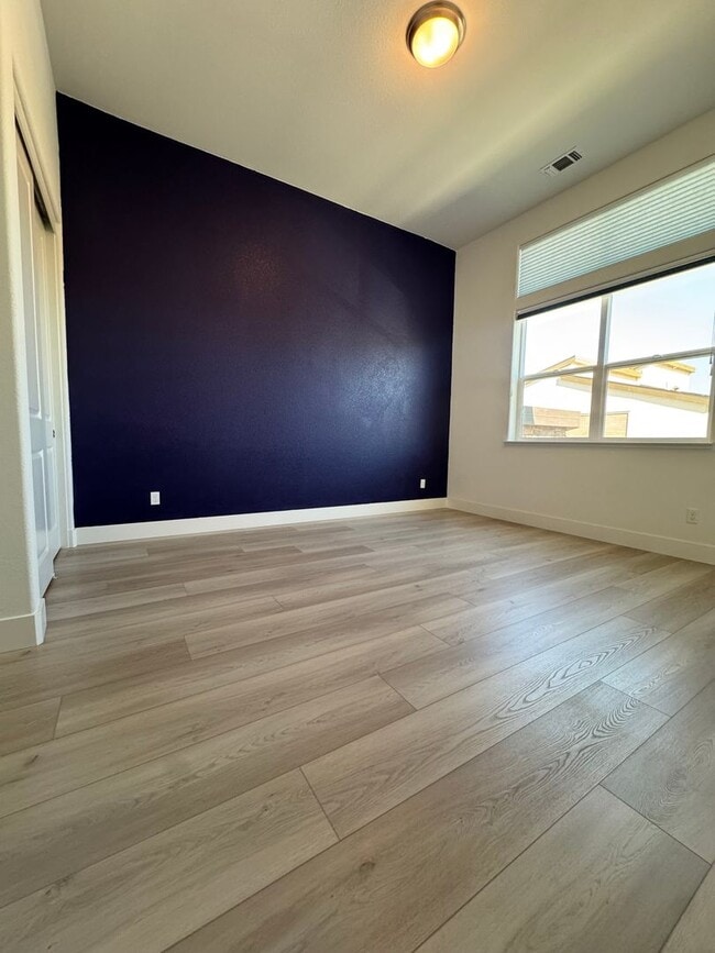 Building Photo - 2425 Waterside Dr