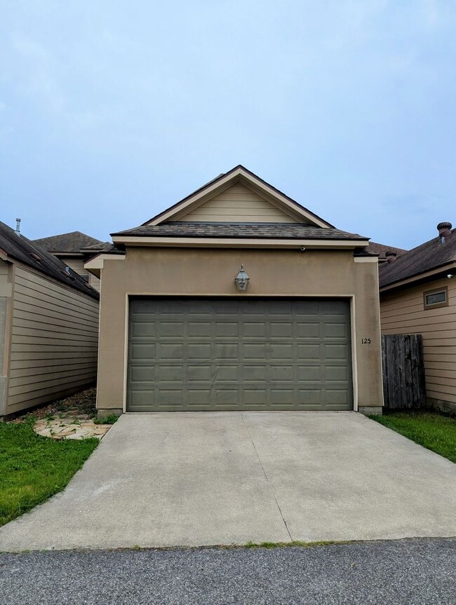 Building Photo - Luxury Awaits in Miramar!