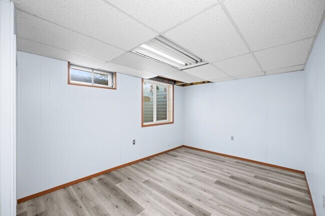 Building Photo - Large Central Valley Duplex - Available Now!