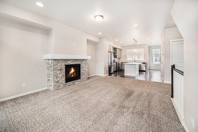 Building Photo - Stunning Solterra Townhome with Spacious B...