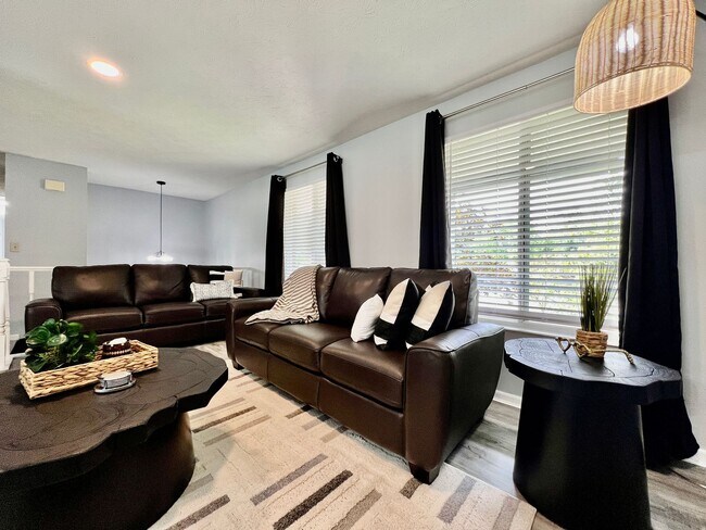 Building Photo - 6631 Pin Oak Ct