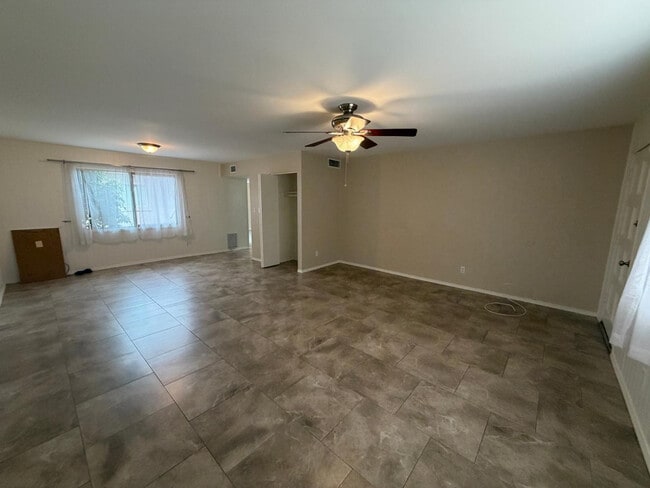 Building Photo - 1609 E Ellis Dr