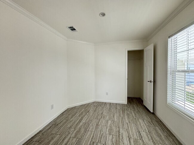 Building Photo - 7433 43rd Dr N