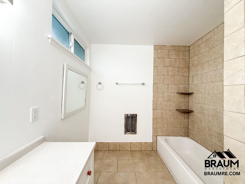 Building Photo - 5131 Buffalo Ave