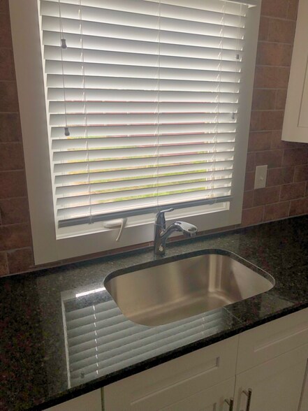 Building Photo - 1206 E Main St