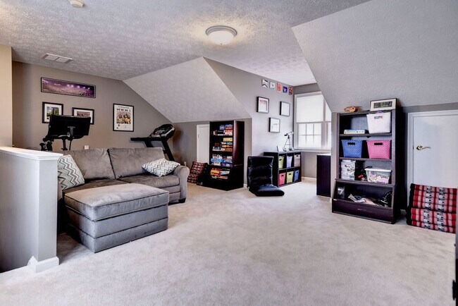 Building Photo - Spacious and Updated Yorktown Home