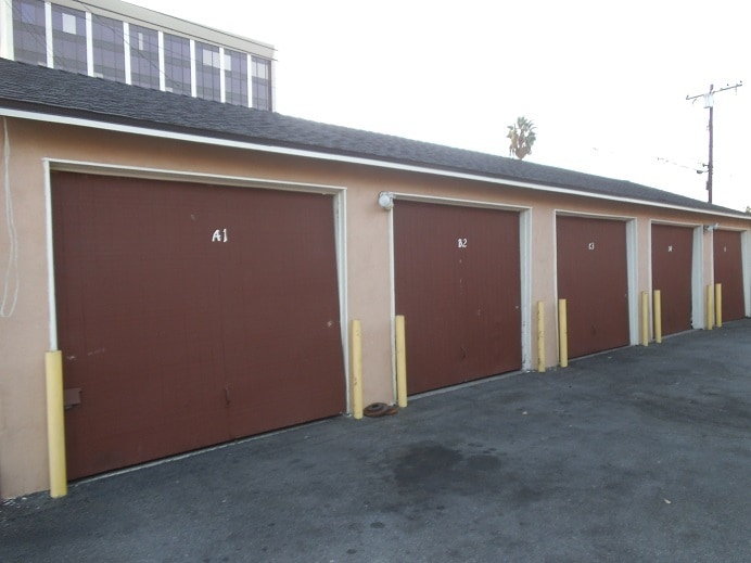 parking - 1522 N Sycamore St