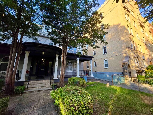 Building Photo - 44 Gifford Ave