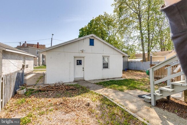 Building Photo - 427 Buttonwood St