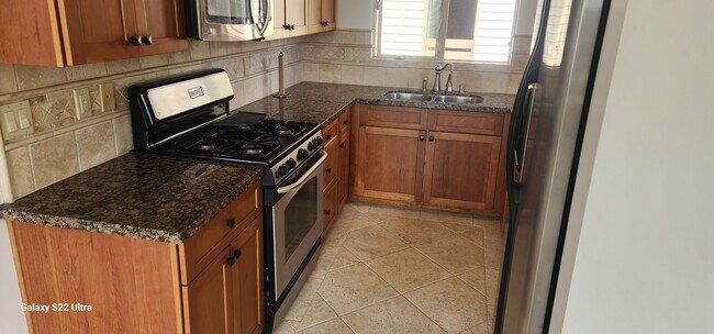 Building Photo - Spacious and freshly updated 2 bedroom, 2 ...