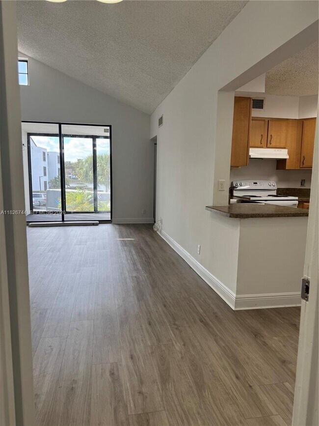 Building Photo - 213 Lake Pointe Dr