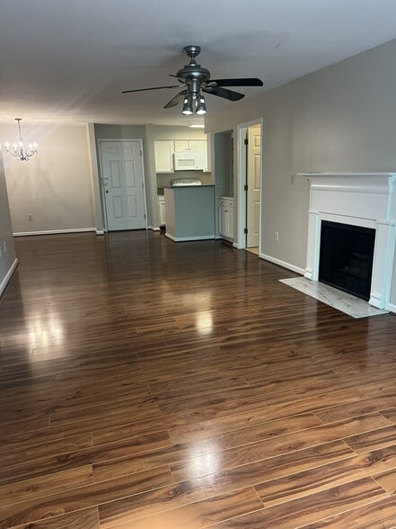 Building Photo - 2301 Pine Heights Dr NE