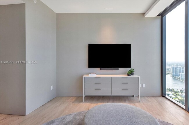 Building Photo - 18555 Collins Ave