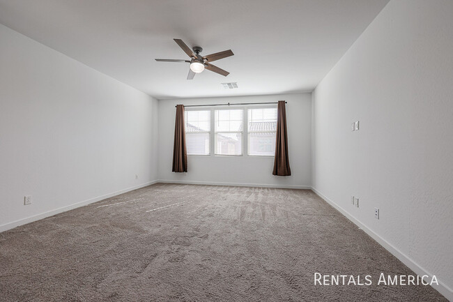 Building Photo - SPACIOUS 3BR/3.5BA IN HORIZON