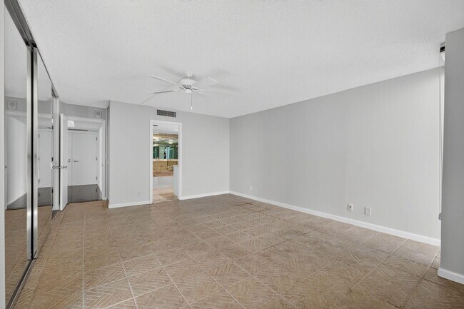 Building Photo - 5540 N Ocean Dr