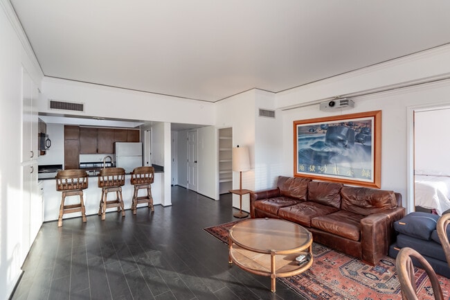 Building Photo - 7135 Hollywood Blvd