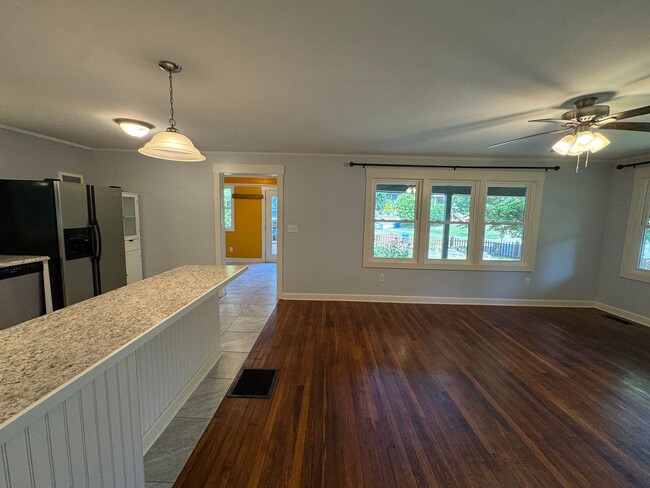Building Photo - Historic Shiloh - One Level, Three Bedroom...