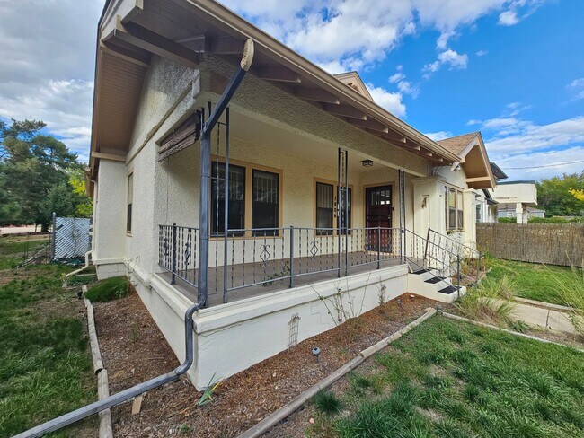 Building Photo - 3 Bed 1 Bath Charming Westside Retreat!!