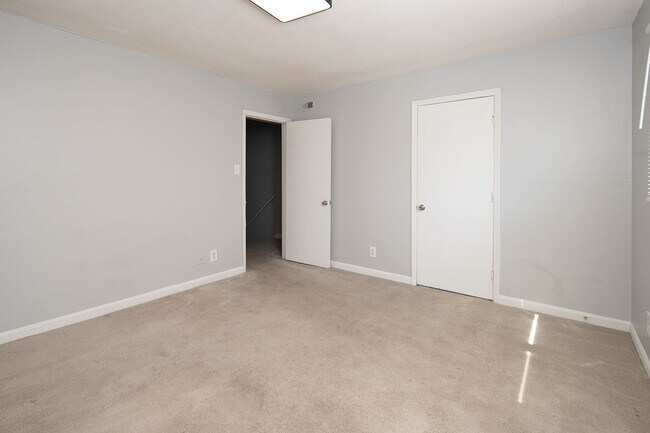 Building Photo - Spacious, affordable two bedroom townhouse in a great location in Charlotte!