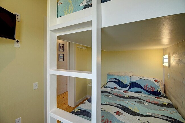 Building Photo - 1924 Eleventh Street-SI ID1023221P